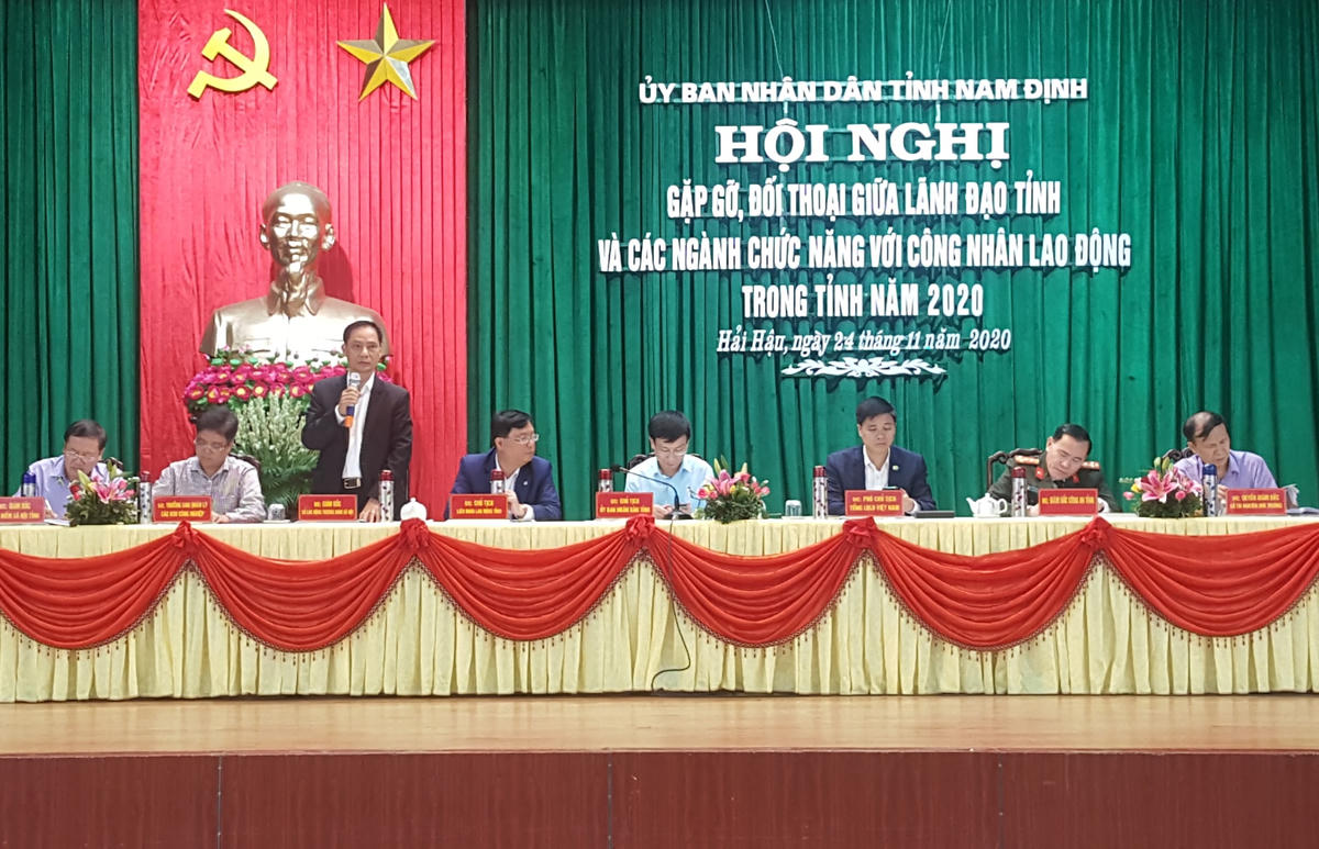 Chủ tịch UBND tỉnh Nam Định Phạm Đình Nghị (ngồi giữa) cùng lãnh đạo các sở ngành của tỉnh tham gia đối thoại.