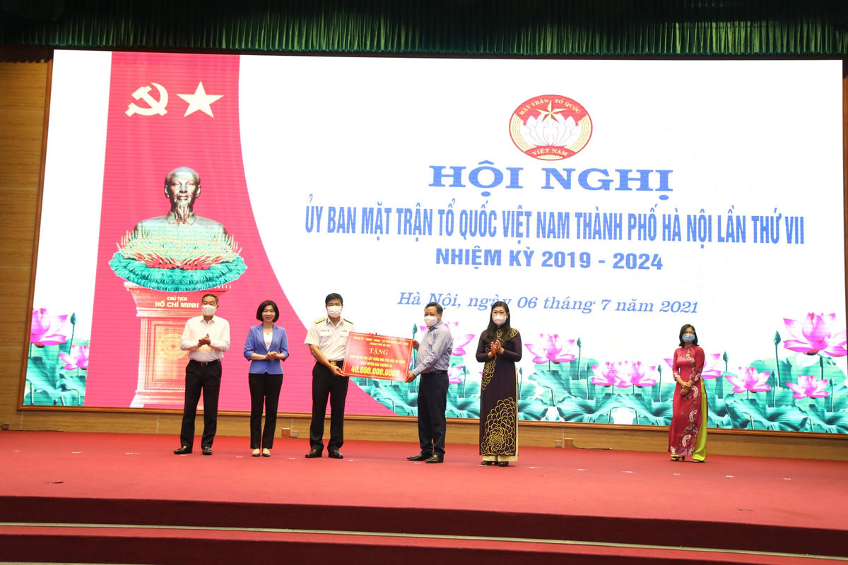 Đảng bộ, chính quyền và nhân dân Thủ đô trao ủng hộ Quỹ Vì biển đảo Việt Nam.