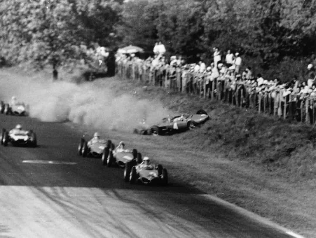 Wolfgang von Trips đã thiệt mạng trong một vụ va chạm tại Grand Prix Ý năm 1961. Trong ảnh là chiếc xe chuẩn bị lao vào đám đông khiến 15 khán giả thiệt mạng.  