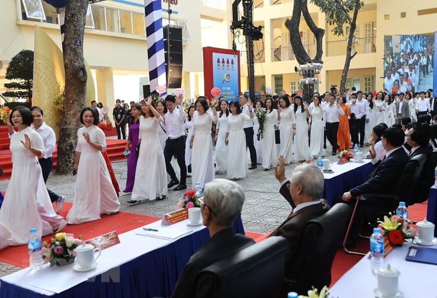 Giáo sư, tiến sỹ Nguyễn Phú Trọng, Tổng Bí thư, Chủ tịch nước, cựu học sinh Trường THPT Nguyễn Gia Thiều và các đại biểu dự Lễ kỷ niệm 70 năm thành lập Trường. Ảnh: TTXVN.  