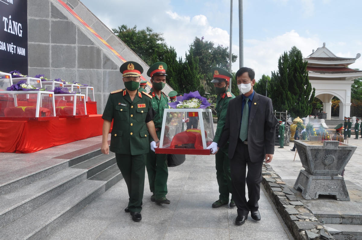 Các lãnh đạo tỉnh Kon Tum tiễn đưa các anh về với đất Mẹ. 