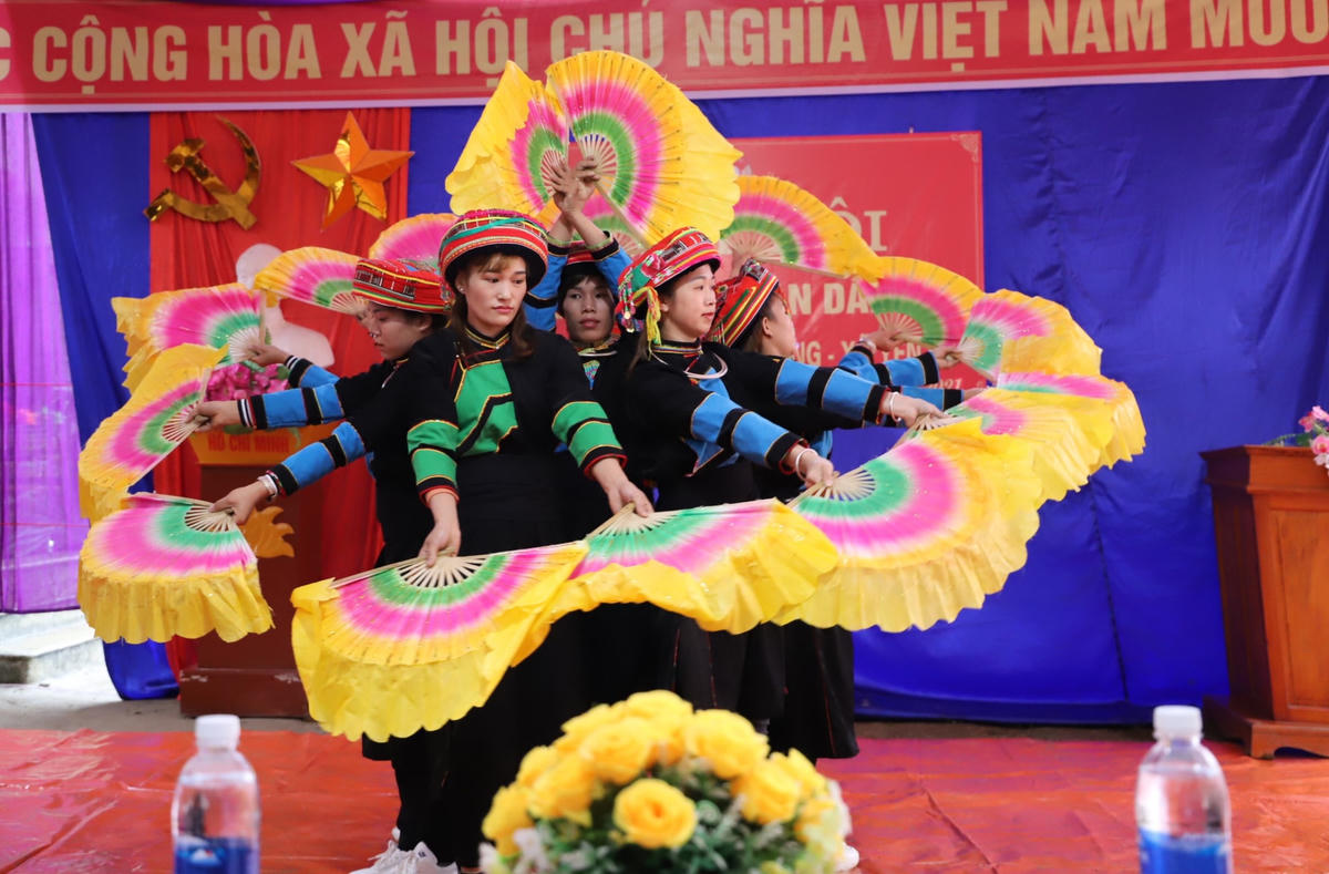 Tiết mục văn nghệ tại Ngày hội đại đoàn kết.