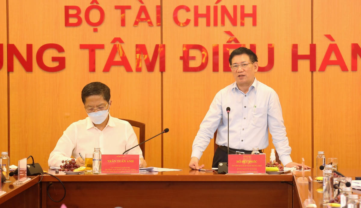 Bộ trưởng Bộ Tài chính Hồ Đức Phớc phát biểu tại cuộc họp.