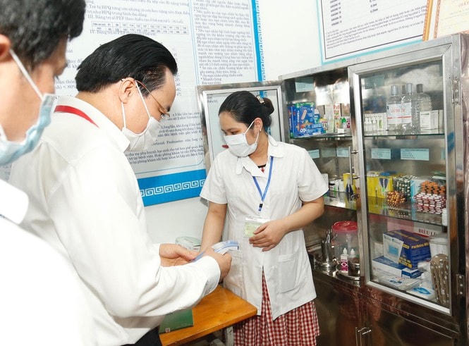 Ông cũng kiểm tra phòng Y tế tại điểm thi.