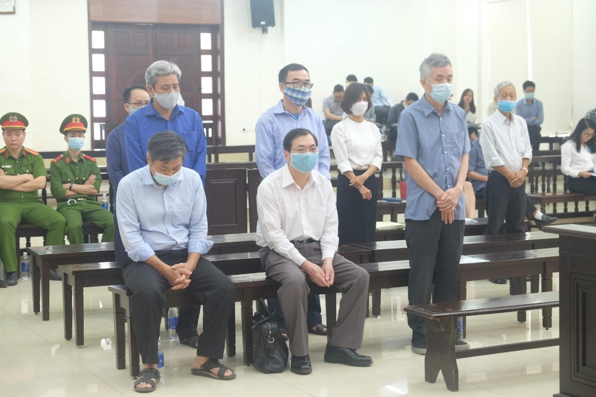 Các bị cáo tại toà.