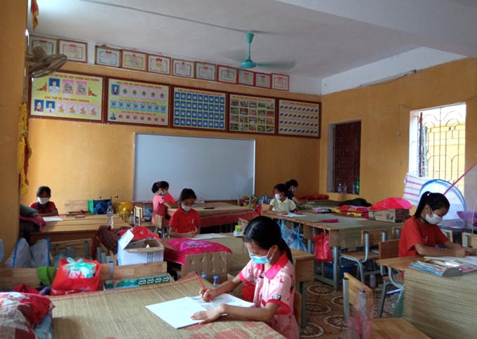 Các em nhỏ tham gia cuộc thi vẽ tranh tại phòng do thầy Thành phát động. Ảnh: NVCC.