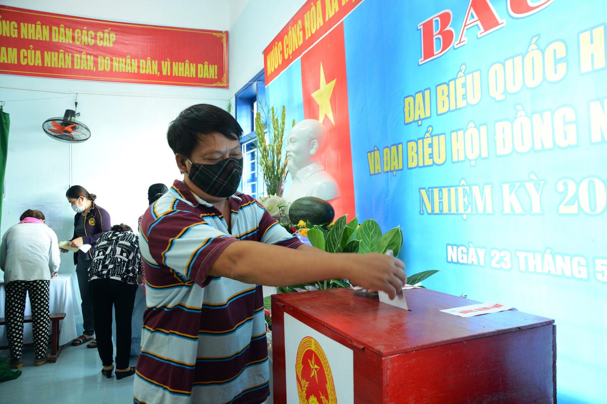Cử tri bỏ phiếu bầu ĐBQH khóa XV và đại biểu HĐND các cấp, nhiệm kỳ 2021-2026.