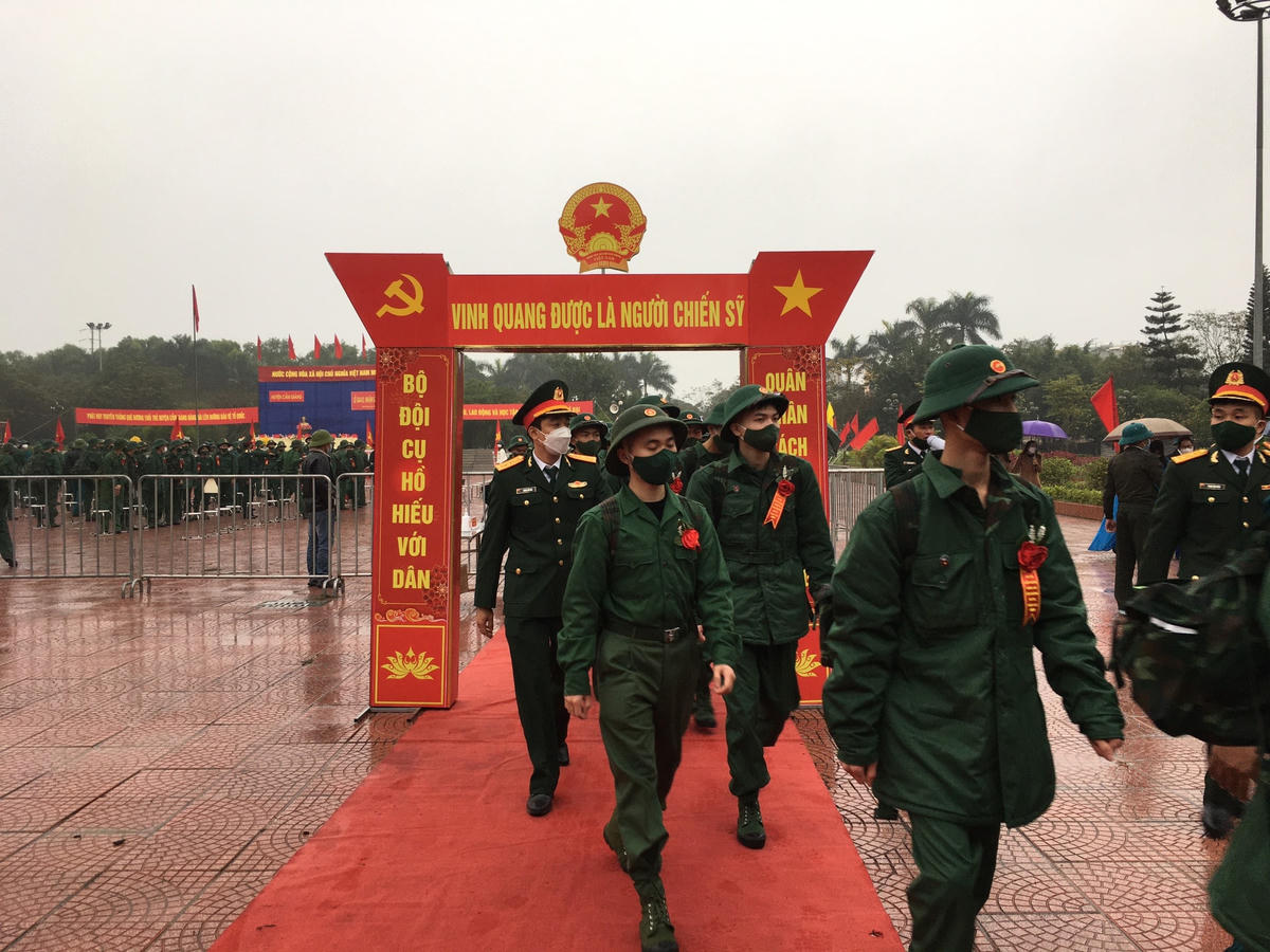 Các tân binh hăng hái lên đường nhập ngũ.