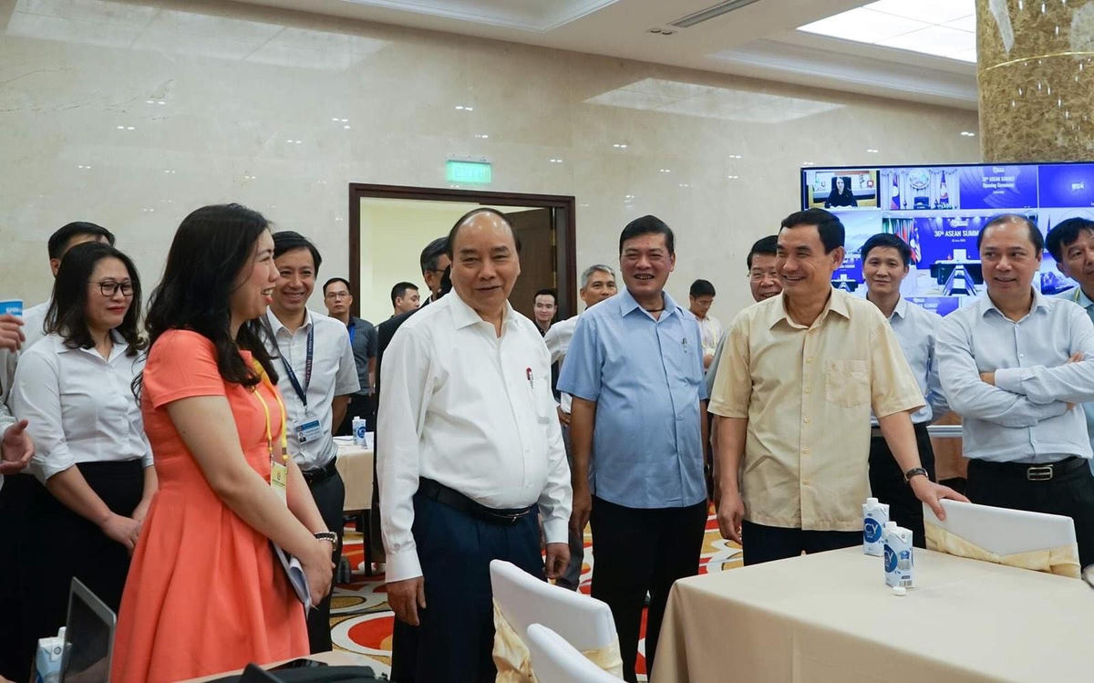 Thủ tướng Chính phủ Nguyễn Xuân Phúc thăm nơi tác nghiệp của phóng viên chiều 25/6.