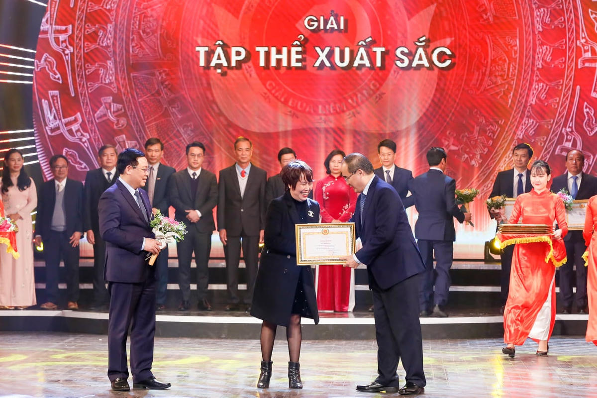 Bí thư Thành ủy Hà Nội Vương Đình Huệ; Ủy viên Bộ Chính trị, theo dõi chỉ đạo Đảng bộ TP Hồ Chí Minh Nguyễn Thiện Nhân trao Giải Tập thể xuất sắc. Ảnh: Quang Vinh.