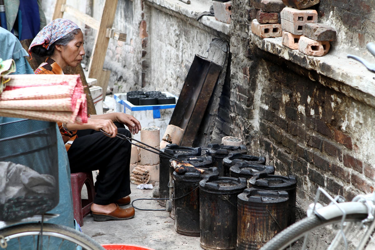 Đun bếp than không chỉ gây hại sức khỏe mà còn làm ô nhiễm môi trường. Ảnh: Quang Vinh.