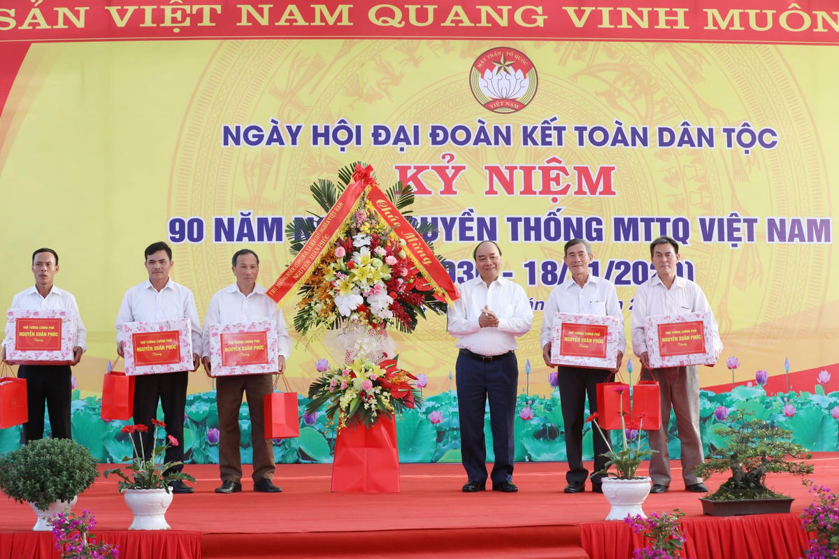 Thủ tướng Chính phủ Nguyễn Xuân Phúc tặng quà các thôn của xã Hồng Phong.