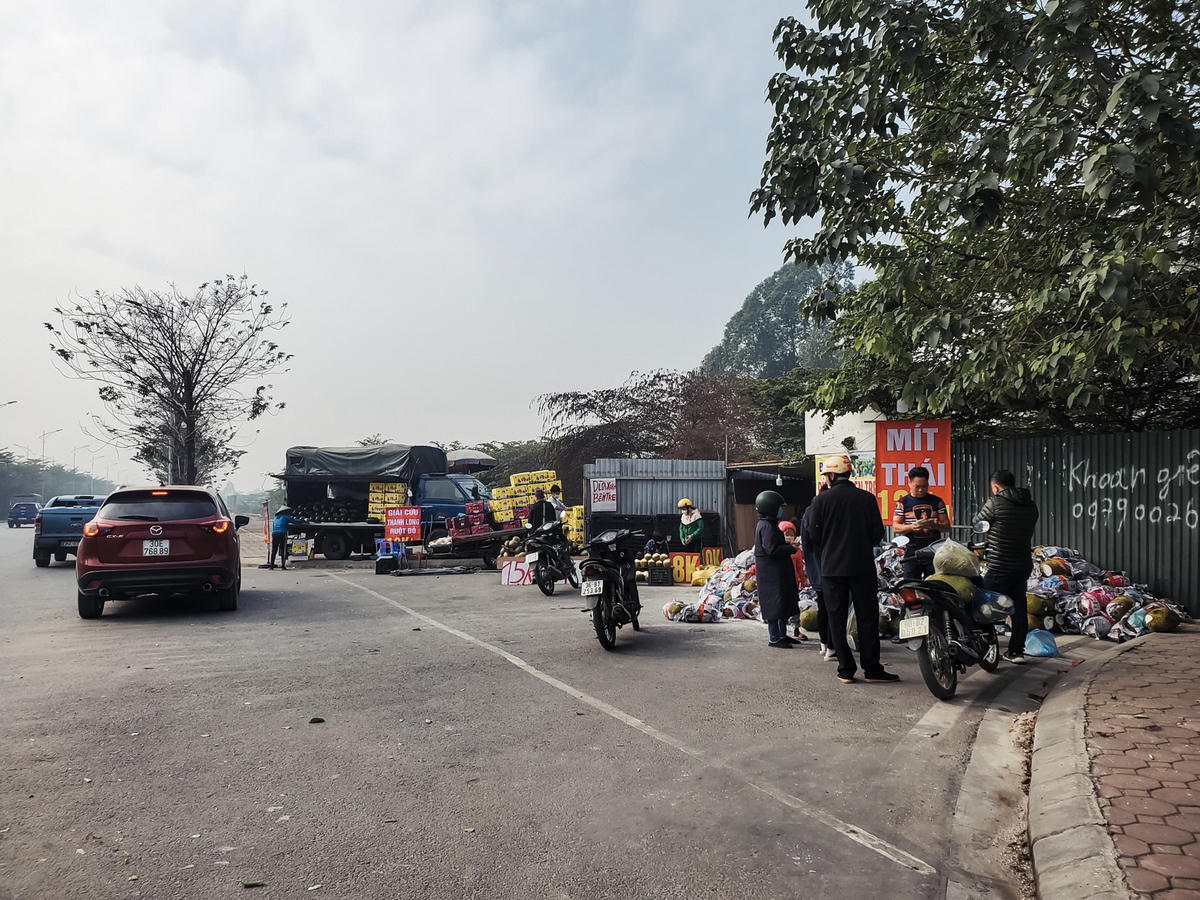 Đặc biệt, trên tuyến đường Cienco5, xe tải dừng đỗ, hoa quả bày bán tràn lan dưới lòng đường để bán hàng.