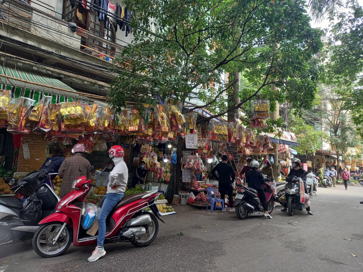 Các mặt hàng phục vụ lễ cúng ông Công, ông Táo được bày bán khá đa dạng.  