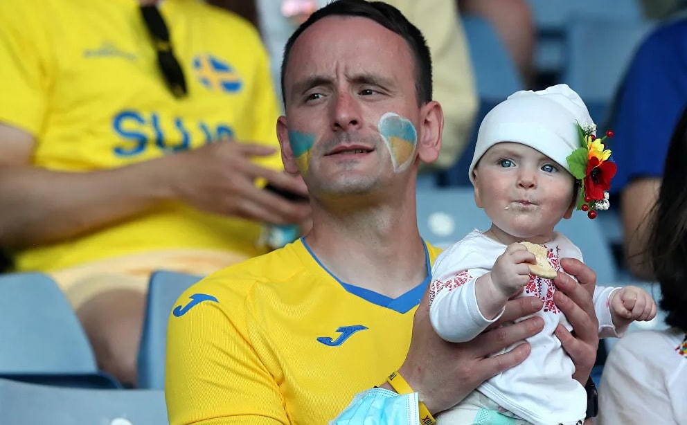 Cổ động viên Ukraine chờ đợi trận đấu giữa Thụy Điển và Ukraine tại Hampden Park ở Glasgow.