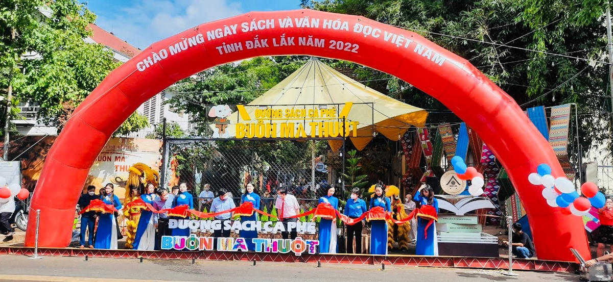 Cắt băng khai mạc Ngày sách và văn hoá đọc Việt Nam (21/4) lần thứ I năm 2022.