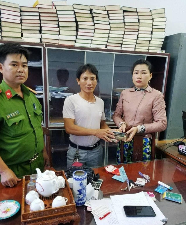 Anh Cường (giữa) trao trả tài sản cho chị Min.