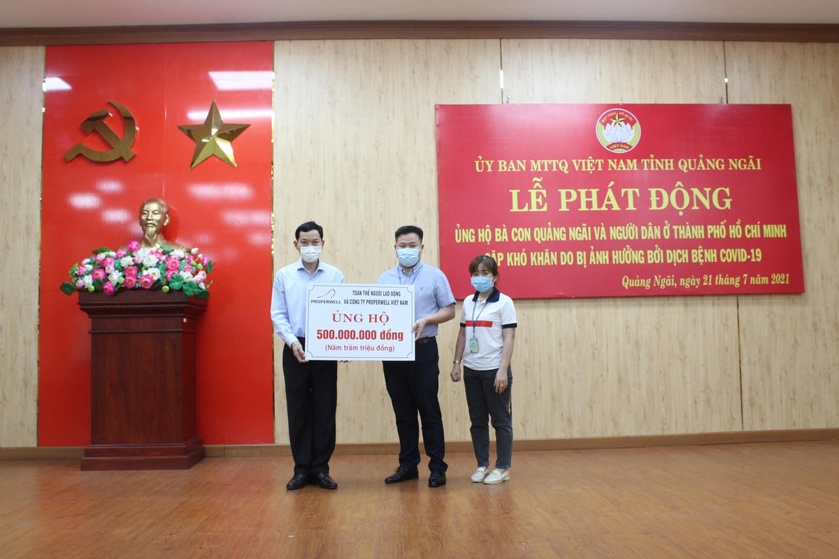 Các cơ quan, đơn vị, doanh nghiệp trao ủng hộ tại buổi Lễ phát động.