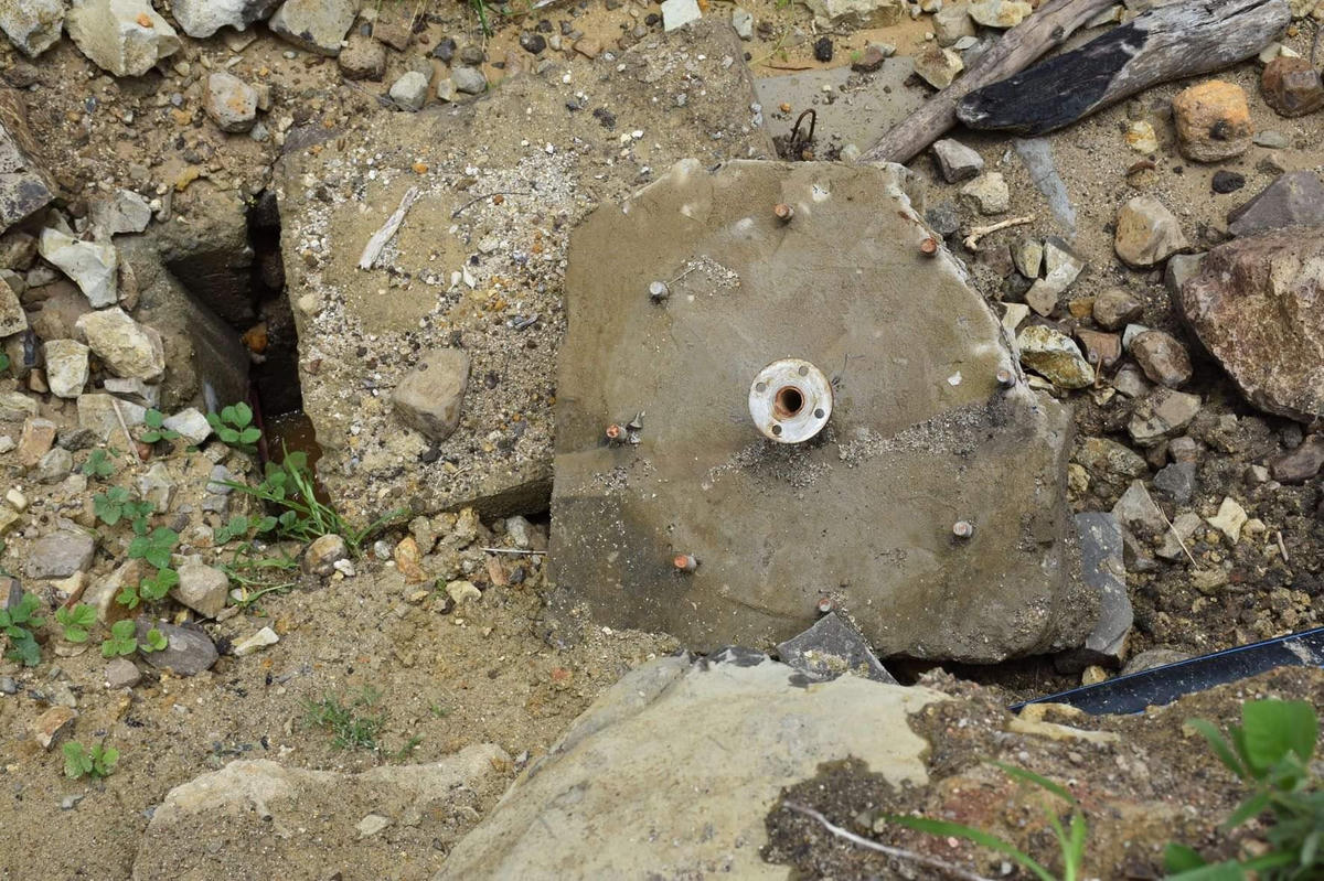 Nhiều điểm trên kênh dẫn chính bị vỡ, đất đá vùi lấp.