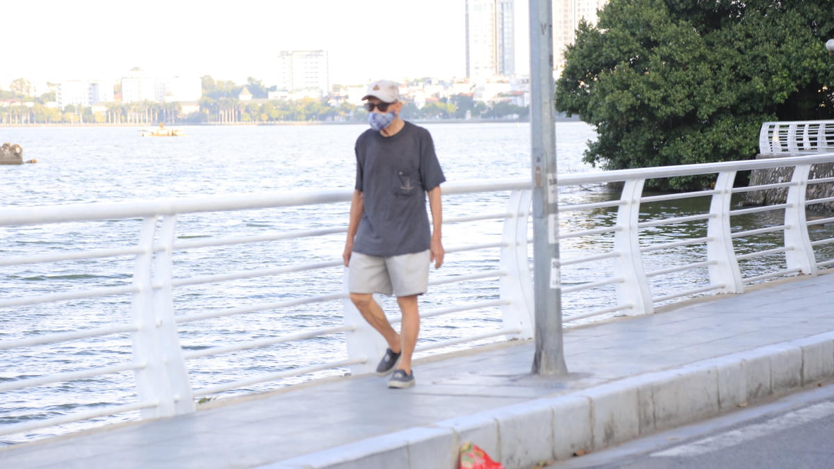Nhiều cụ già tranh thủ tập thể dục, chạy bộ vào buổi chiều. 