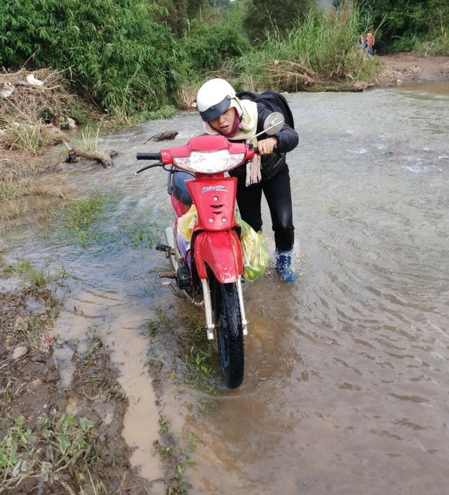 Thầy cô vượt suối vào trường dạy học.  