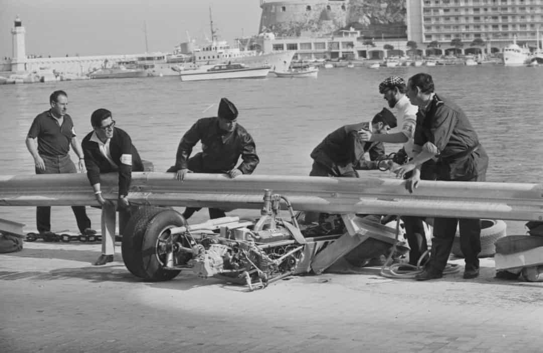 Marshalls dọn đống đổ nát của chiếc xe của Clay Regazzoni, cuối cùng bị chèn dưới rào chắn sau một vụ tai nạn nghiêm trọng tại Monaco Grand Prix, 1968.  