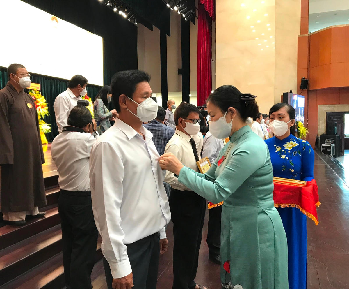 Phó Chủ tịch UBTƯ MTTQ Việt Nam Trương Thị Ngọc Ánh trao Kỷ niệm chương cho các cá nhân.