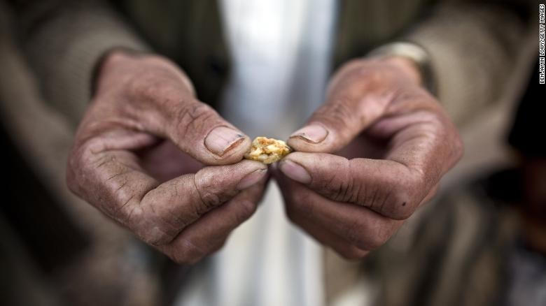 Một người Afghanistan cầm mẩu vàng nhỏ ở khu vực mỏ Qara Zaghan. Ảnh: Getty Images.