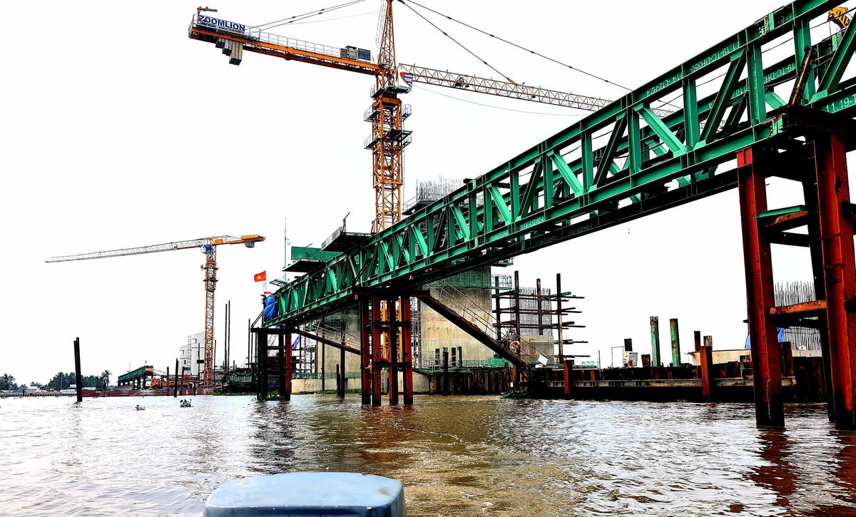 Thi công nhưng vẫn đảm bảo an toàn cho các phương tiện lưu thông trên tuyến sông.