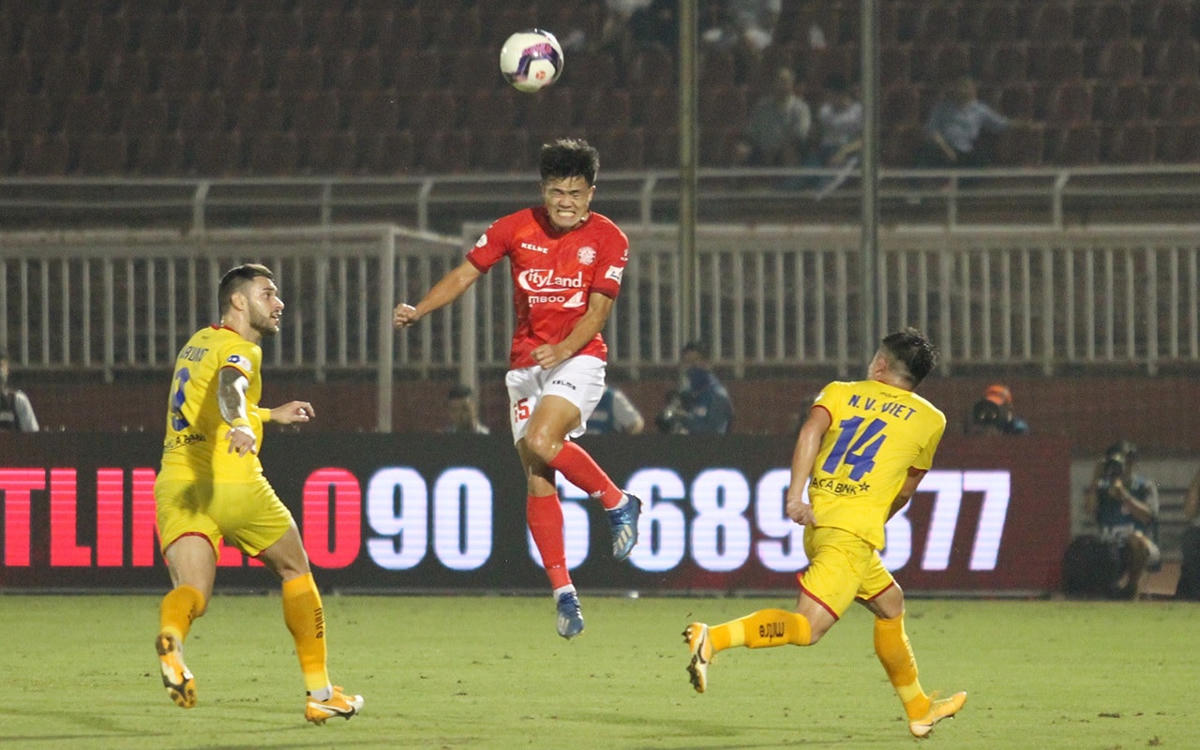 CLB TP HCM có trận đấu khá chặt chẽ ở tuyến dưới.
