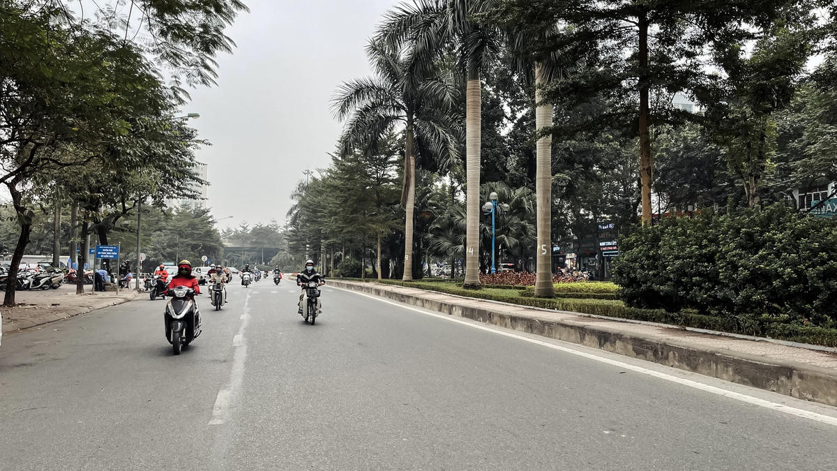Đồng thời, sau khi được mở rộng, tuyến đường Hoàng Quốc Việt cũng sẽ hoàn thiện hệ thống sơn kẻ đường, biển báo, đèn tín hiệu giao thông, hệ thống đèn chiếu sáng cũng sẽ được hoàn thiện để đảm bảo tính đồng bộ cho tuyến đường.