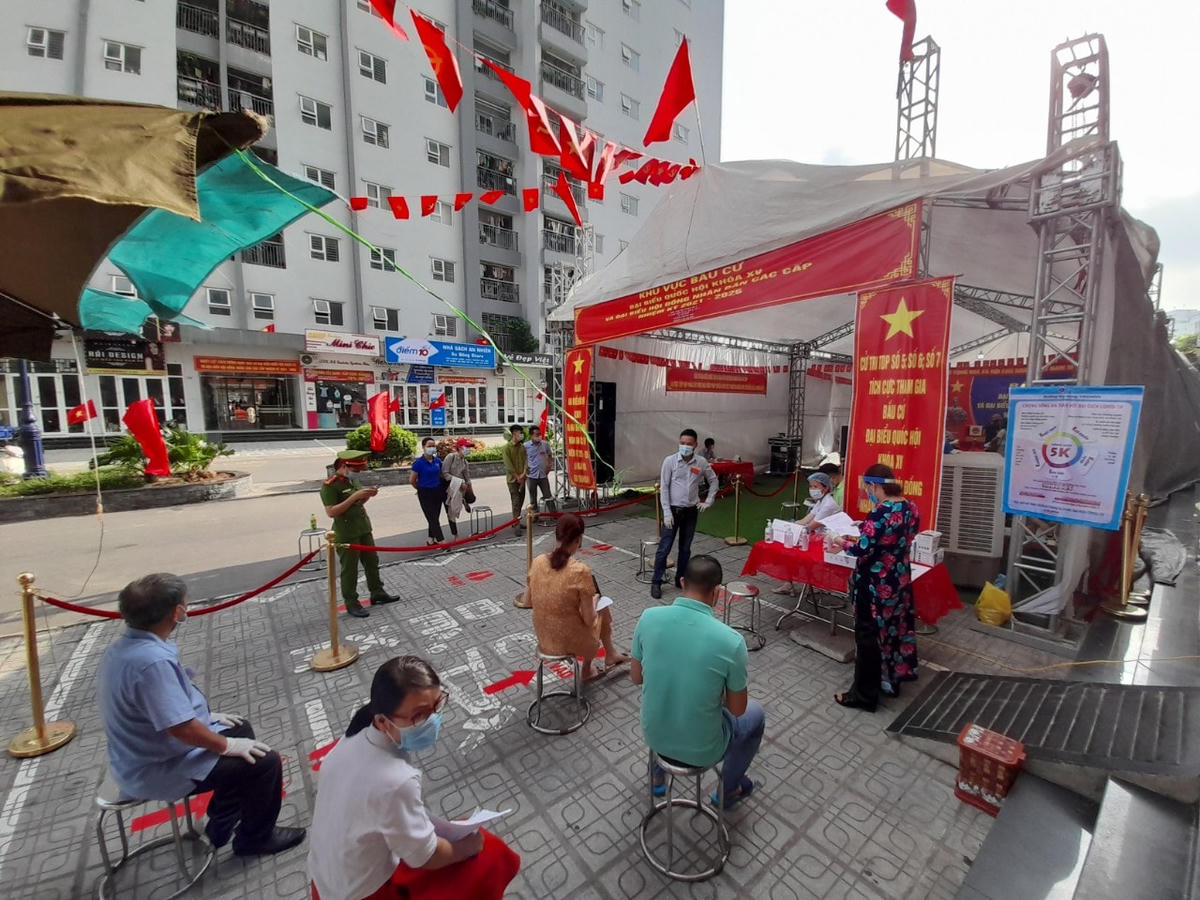 Cự tri xã Cự Khê ngồi giãn cách đúng quy định, chờ tới lượt bỏ phiếu bầu.