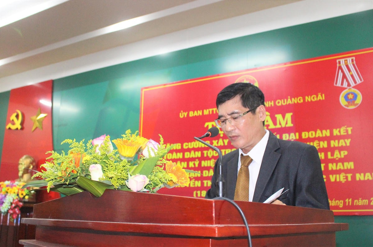 Ông Trần Hòa, Phó Chủ tịch Ủy ban MTTQ Việt Nam tỉnh Quảng Ngãi phát biểu tại buổi tọa đàm.