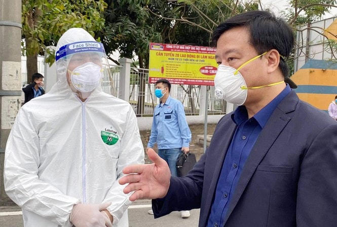 Ông Phạm Xuân Thăng thị sát, chỉ ra những tồn tại trong công tác phòng dịch tại huyện Kim Thành ngày 19/2. Nguồn: Tiền Phong.