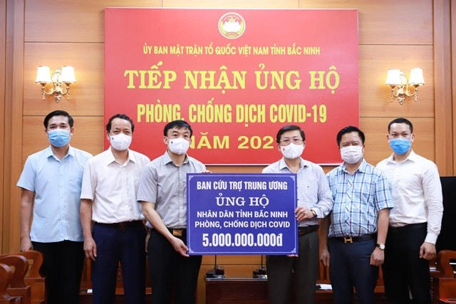 Phó Chủ tịch Nguyễn Hữu Dũng trao số tiền 5 tỷ đồng ủng hộ tỉnh Bắc Ninh phòng, chống dịch Covid-19. Ảnh: Quang Vinh.  