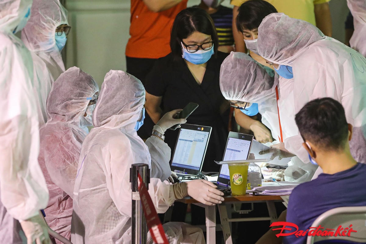 Rất đông nhân viên y tế được huy động dể đảm bảo việc lấy xét nghiệm cho lượng lớn dân cư tại khu vực này. Ảnh: Quang Vinh. 