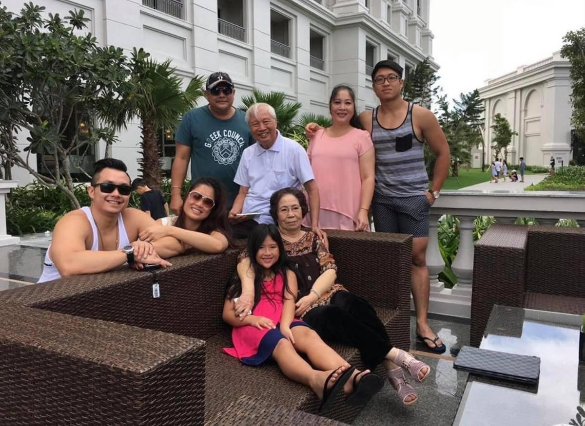 NSND Hồng Vân khoe ảnh nghỉ ngơi vui vẻ bên đại gia đình.