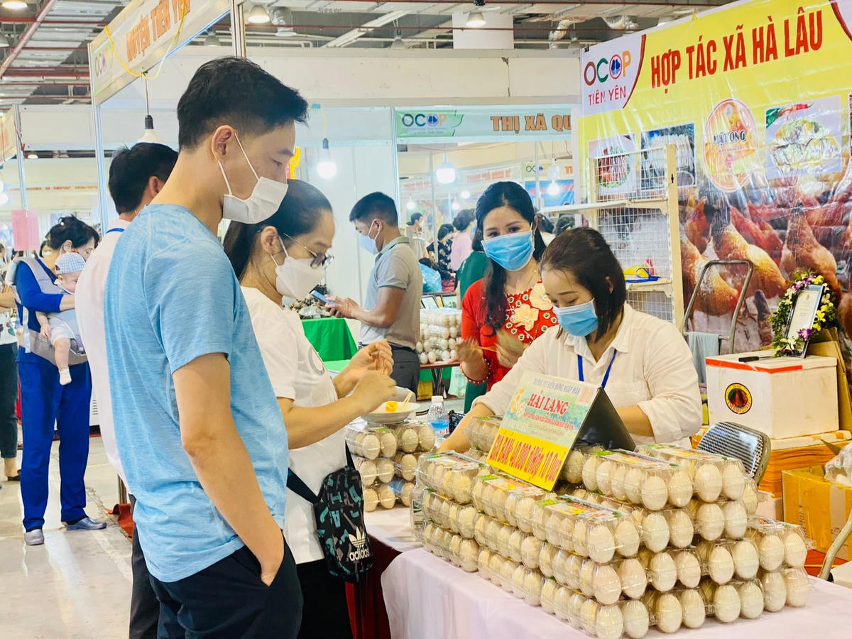 Bên trong Cung Quy hoạch gồm hơn 200 gian hàng quảng bá, giới thiệu và bán gần 1.300 sản phẩm đặc trưng, tiêu biểu, OCOP của 39 tỉnh, thành phố trong nước.