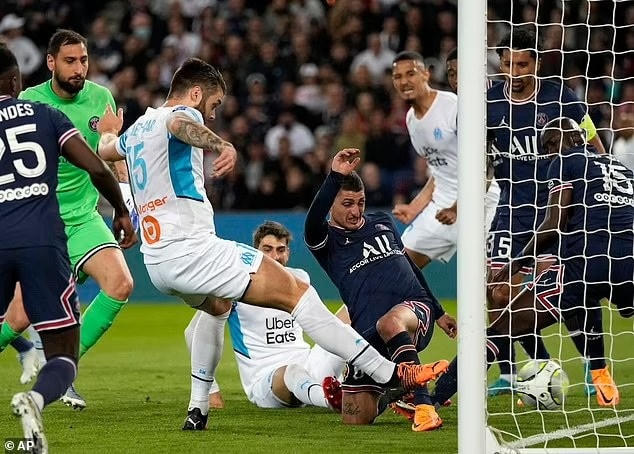 Marseille có bàn gỡ hòa ở phút 31 sau tình huống lộn xộn trong vòng cấm (Ảnh: AP).
