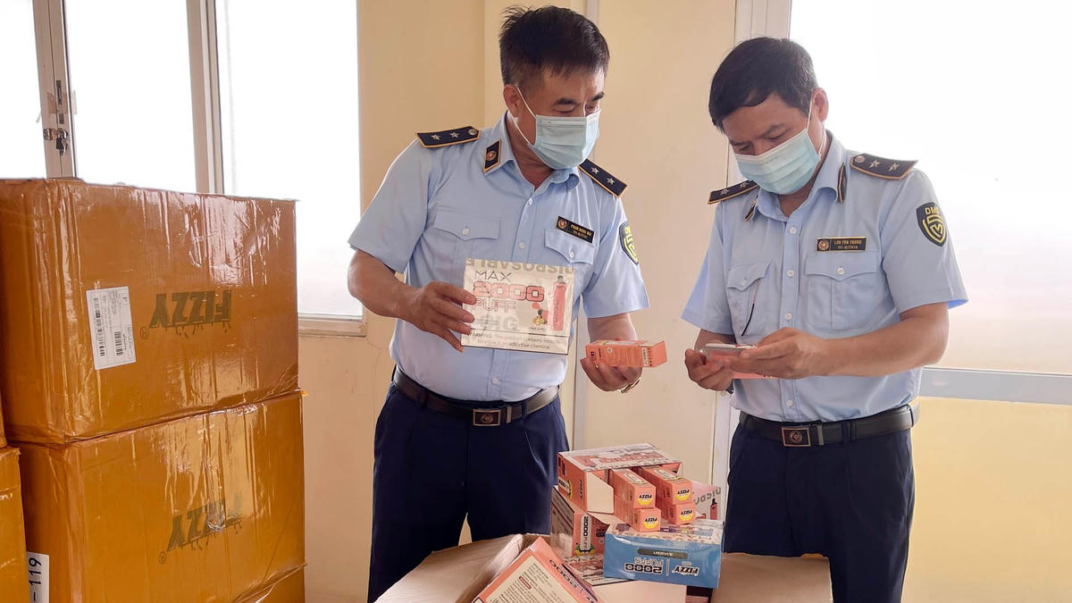 Cơ quan chức năng kiểm tra thuốc lá điện tử nhập lậu.