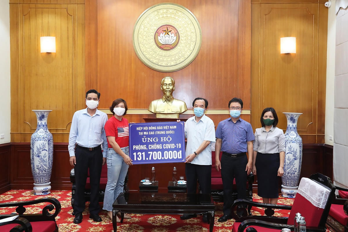 Phó Chủ tịch Ngô Sách Thực tiếp nhận ủng hộ từ Hiệp hội đồng bào Hải ngoại Việt Nam tại Macao (Trung Quốc).