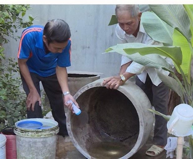 Diệt bọ gậy trong các dụng cụ có chứa nước. Ảnh: TTXVN.