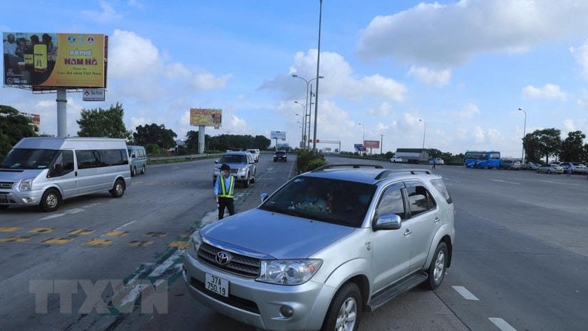 Xe đi từ vùng dịch mà người trên xe không có chứng nhận xét nghiệm âm tính với SARS-CoV-2 khi đến cao tốc Pháp Vân-Cầu Giẽ buộc phải quay về. (Ảnh: Lâm Khánh/TTXVN).
