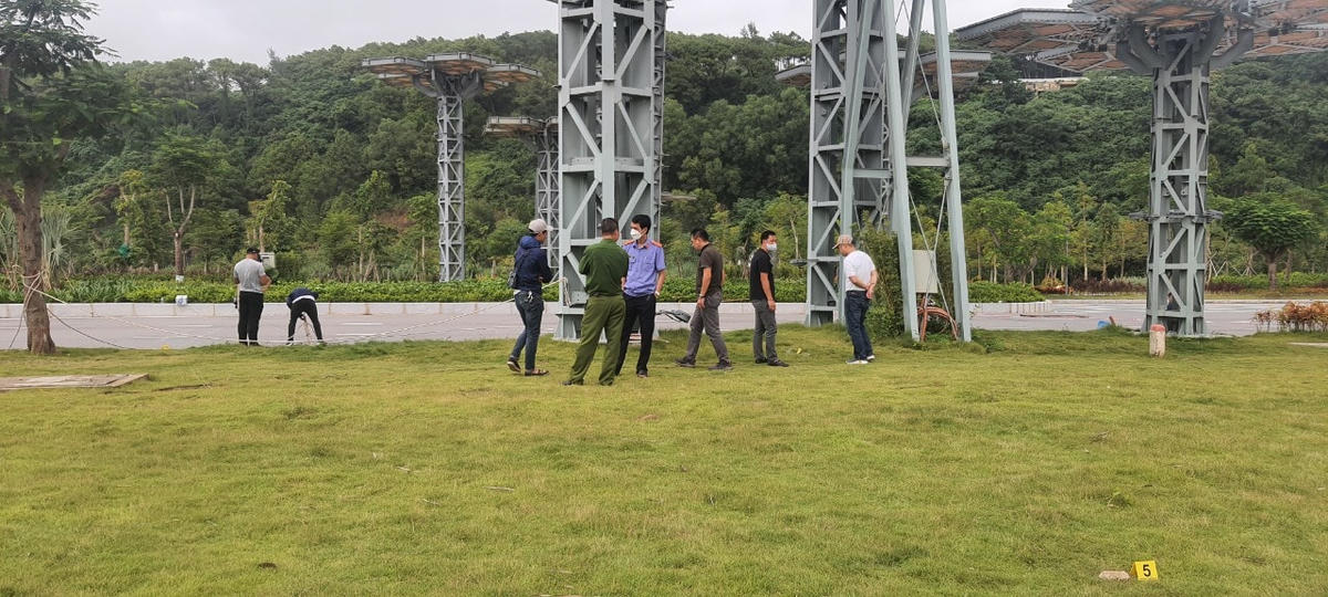 Cơ quan Công an phối hợp cùng Viện Kiểm sát thực hiện khám nghiệm hiện trường.
