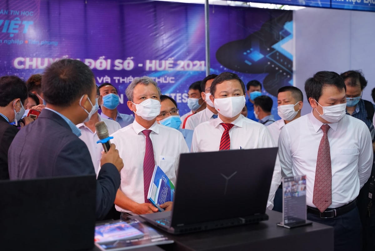 Ông Lê Trường Lưu (thứ 3 từ phải sang) cùng các đại biểu tham quan các Khu trải nghiệm, trưng bày giải pháp chuyển đổi số.