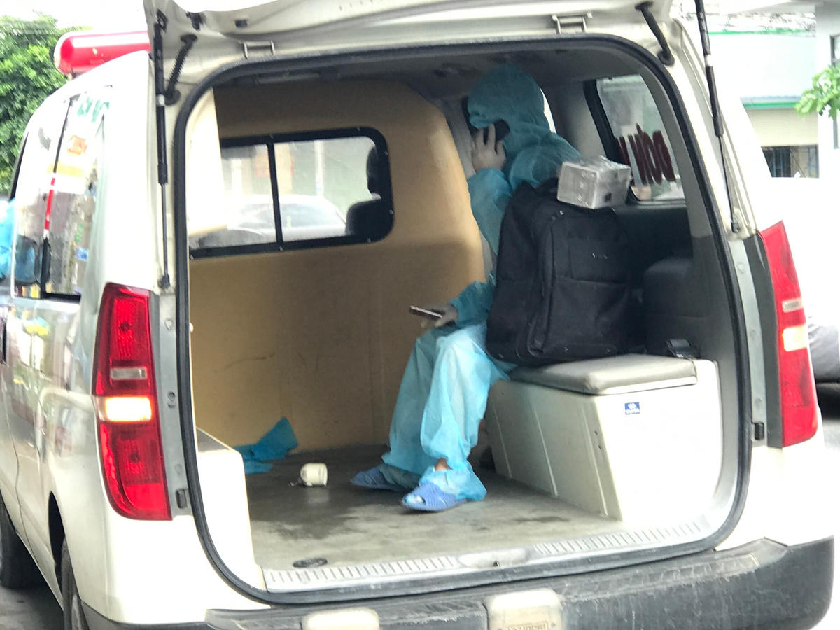 Xe của lực lượng chức năng đưa trường hợp F1 đi cách ly tập trung vào sáng 9/7.