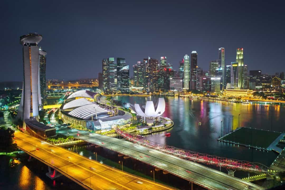 Singapore đã mở rộng và hiện là một trong những trung tâm đô thị quan trọng nhất ở châu Á, khu tài chính đặc biệt đẹp khi được chiếu sáng vào ban đêm.  