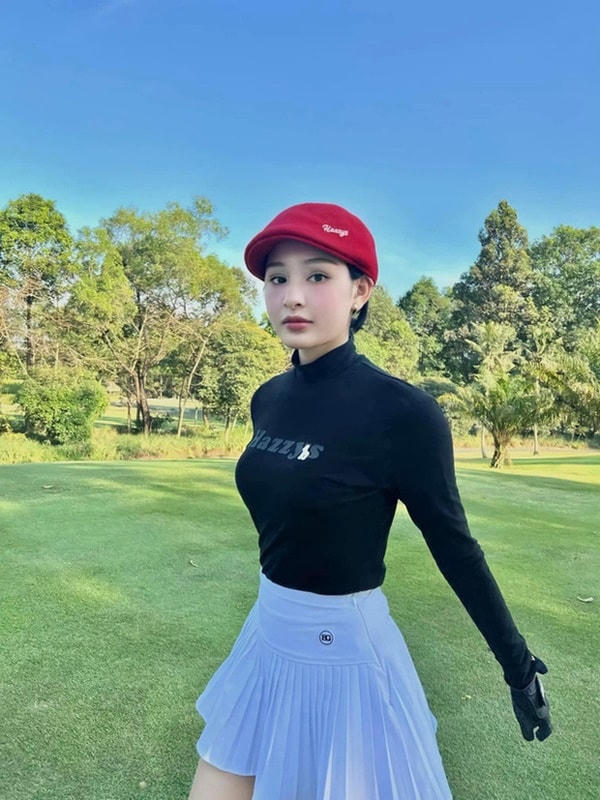 Mỗi khi ra sân, Hiền Hồ đều khiến dân tình nhốn nhang bởi loạt đồ hiệu. Ước tính mỗi bộ cánh, Hiền Hồ tốn khoảng 10 – 20 triệu đồng tùy thương hiệu, chưa kể các phụ kiện đi kèm.