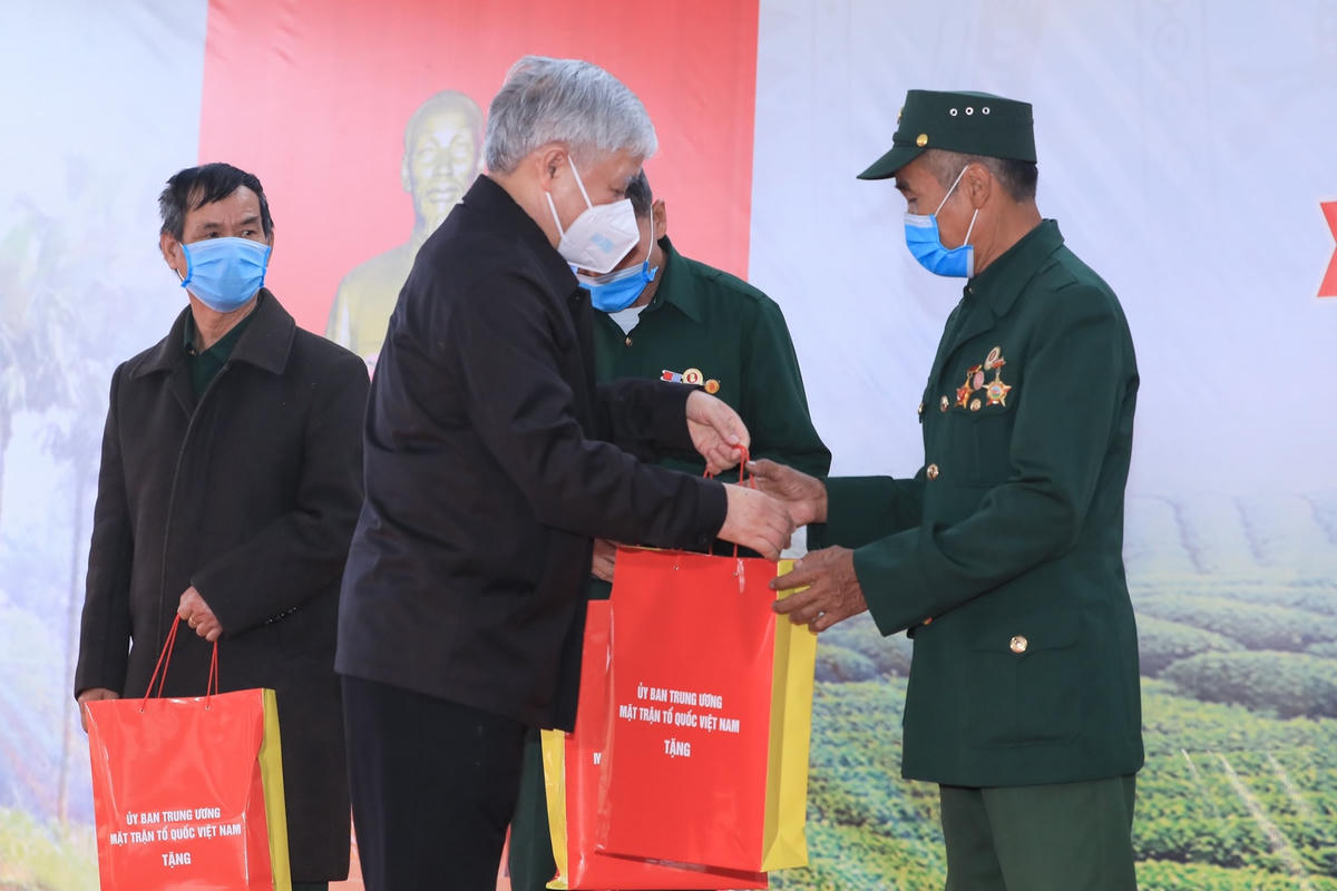 Chủ tịch UBTƯ MTTQ Việt Nam Đỗ Văn Chiến tặng quà các gia đình chính sách, người có công trên địa bàn xã Trung Lương.