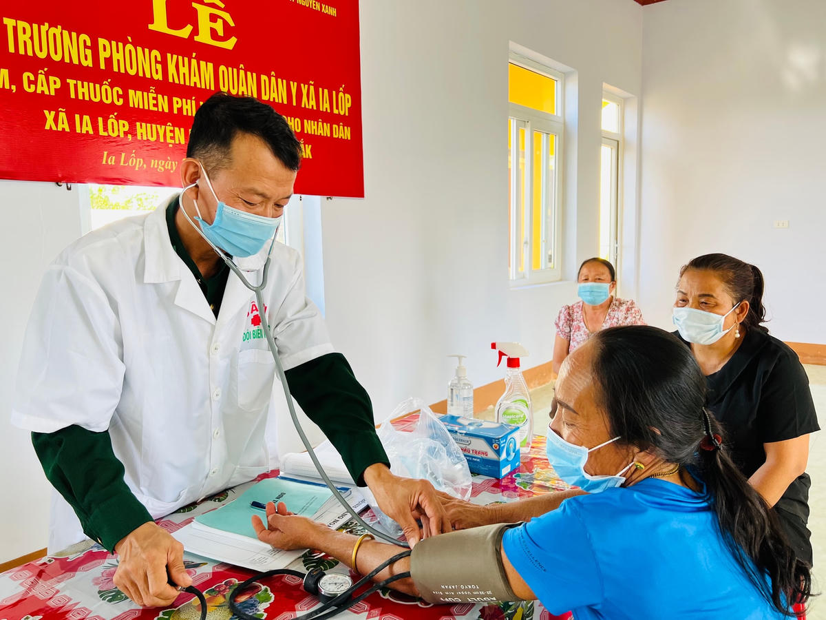 Đại úy, y sĩ Hoàng Đức Thọ, Trạm xá quân dân y xã Ia Lốp khám bệnh cho người dân.